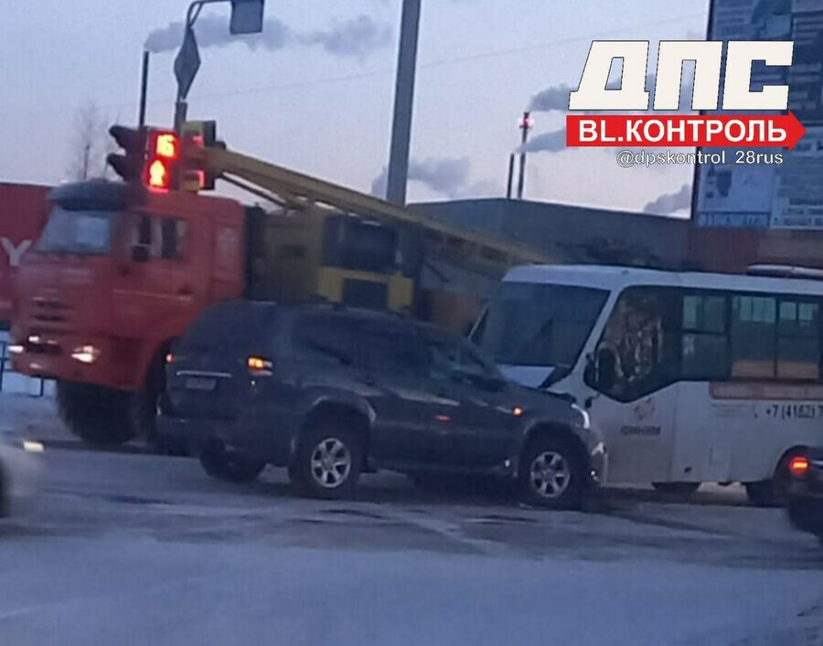 В Благовещенске  лобовое столкновение внедорожника и маршрутки