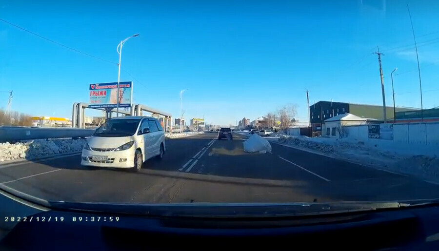 В Благовещенске из грузовика выпала тонна сои 