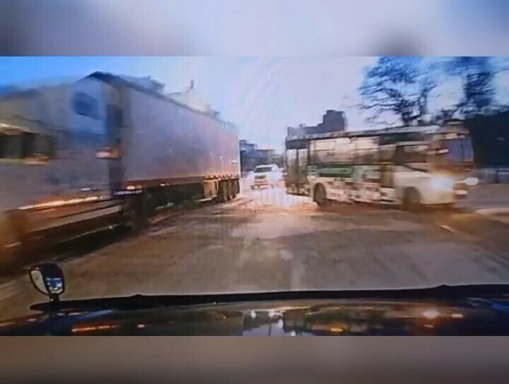 Момент лобового столкновения внедорожника и микроавтобуса в Благовещенске попал на видео