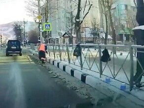 На Дальнем Востоке покрасили засыпанные снегом бордюры видео