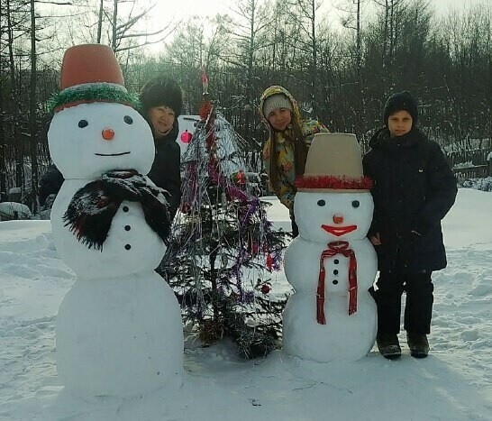 Благовещенская семья слепила снеговиков в человеческий рост