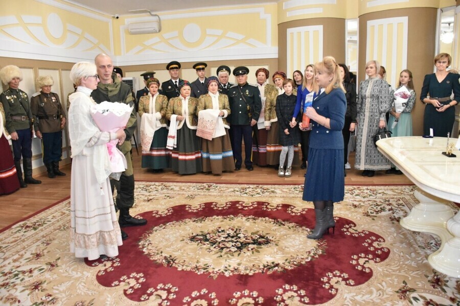 Было очень трогательно в ЗАГСе рассказали о необычной свадьбе амурчанина перед отправкой добровольцем на СВО видео