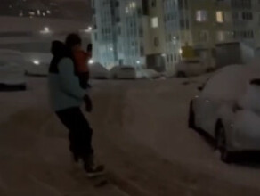 Во Владивостоке изза снегопада отменили уроки а местные жители передвигаются по городу на сноубордах фото видео