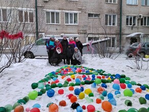 Мамы особенных деток выложили возле больницы ёлку из ледяных шаров