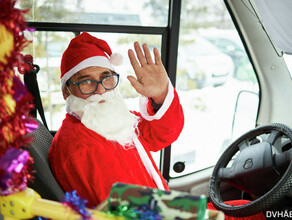 За руль пассажирских автобусов в Хабаровске сели Деды Морозы