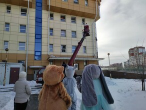 В Благовещенске Дед Мороз необычно поздравил детей находящихся в больнице видео