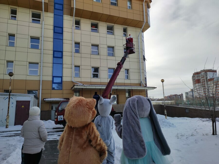 В Благовещенске Дед Мороз необычно поздравил детей находящихся в больнице видео