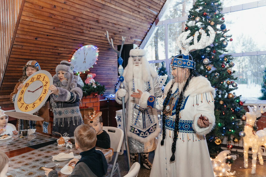 А Снегурочка с рогами благовещенские школьники побывали в резиденции эвенкийского Деда Мороза