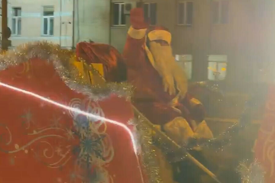 На Дальнем Востоке оштрафовали шофера Деда Мороза видео