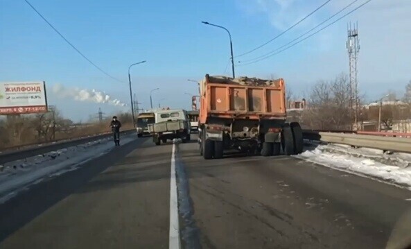 На мосту через Зею в Благовещенске затруднено движение сломался КамАЗ