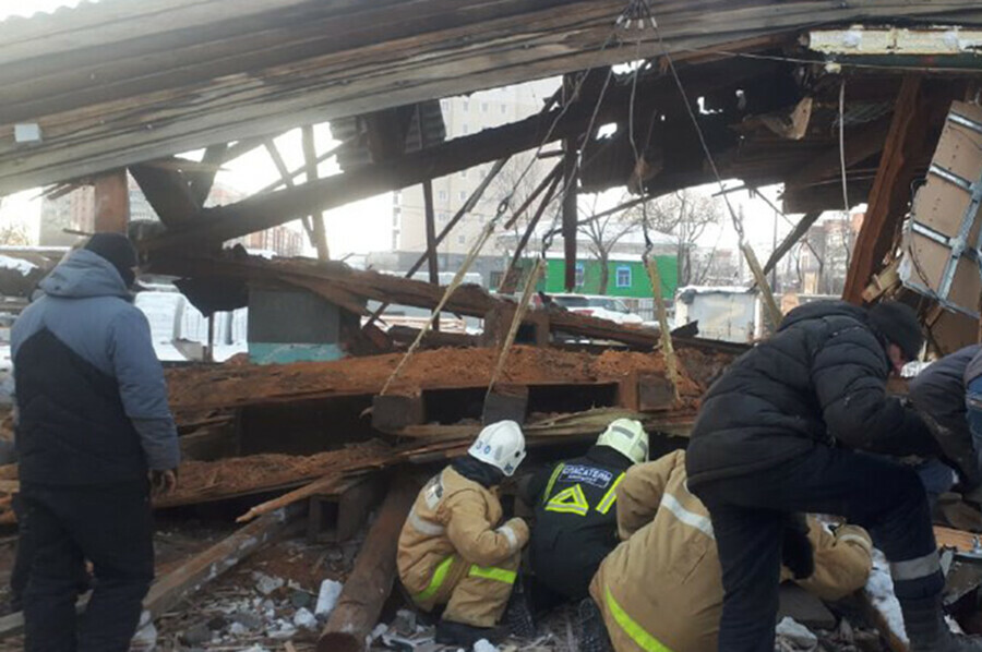 При разборе дома на благовещенца обрушились бревна  