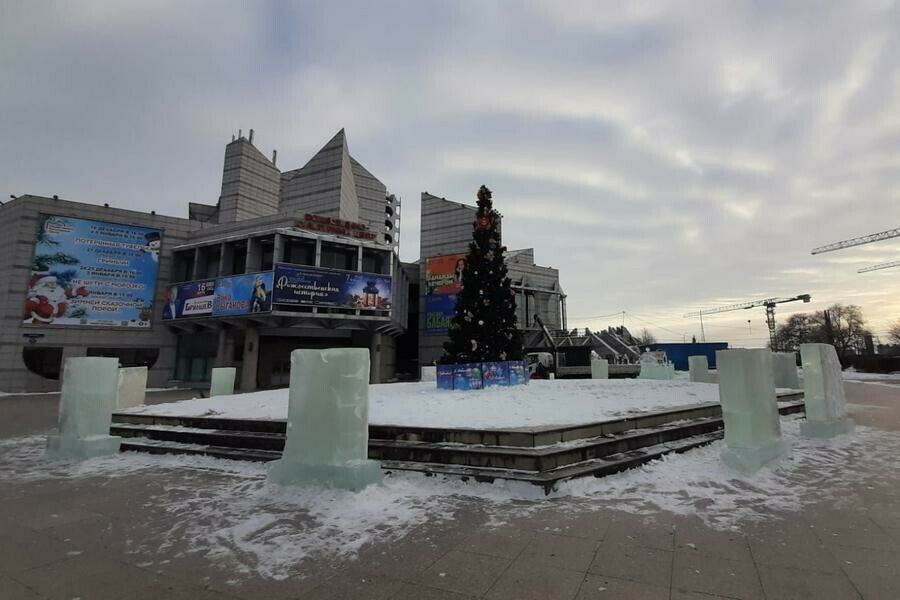 Ледяные глыбы появились по периметру площади ОКЦ в Благовещенске Что там готовят для амурчан фото