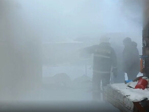 В Пояркове пожарные потушили пожар в двух постройках под одной крышей