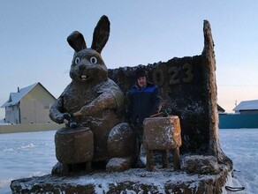 Новый год в Якутии встретят с двухметровым зайцем из навоза Он еще и стучит в барабан видео
