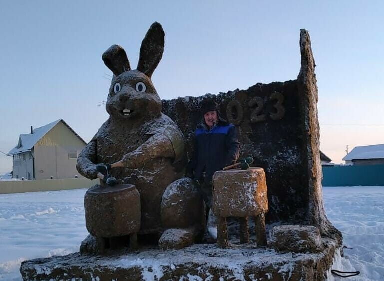Новый год в Якутии встретят с двухметровым зайцем из навоза Он еще и стучит в барабан видео