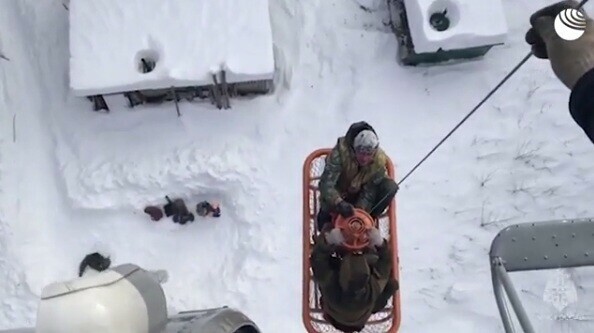 В Приморье охотников и собак спасли из снежного плена видео