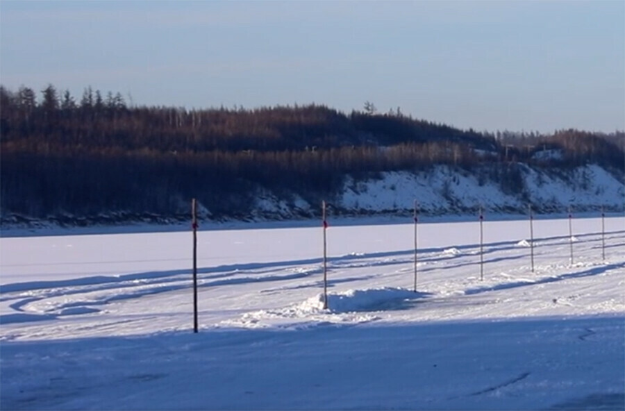 Военные прокладывают ледовую дорогу по морю в Амурской области видео