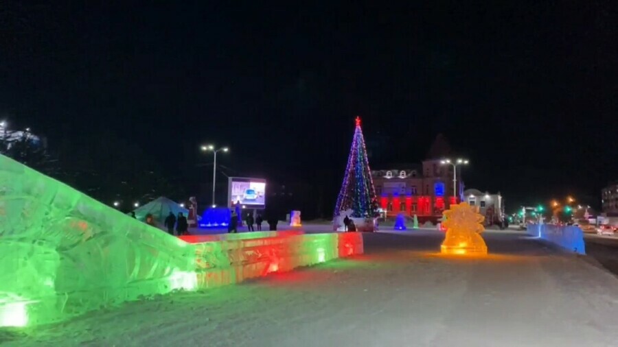 Новогодняя красота всего за 2 миллиона как выглядит ледовый городок в Белогорске видео