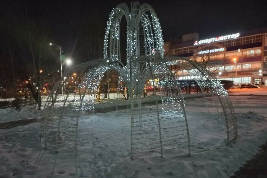 Благовещенцы заметили уставший световой фонтан в центре города фото