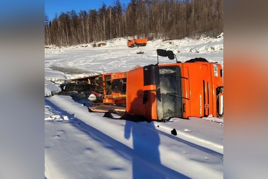 КамАЗ провалился под лед на Зейском водохранилище 