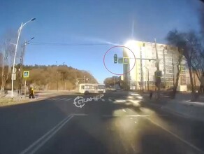 Автобус проехавший на красный свет заметили в Благовещенске видео 