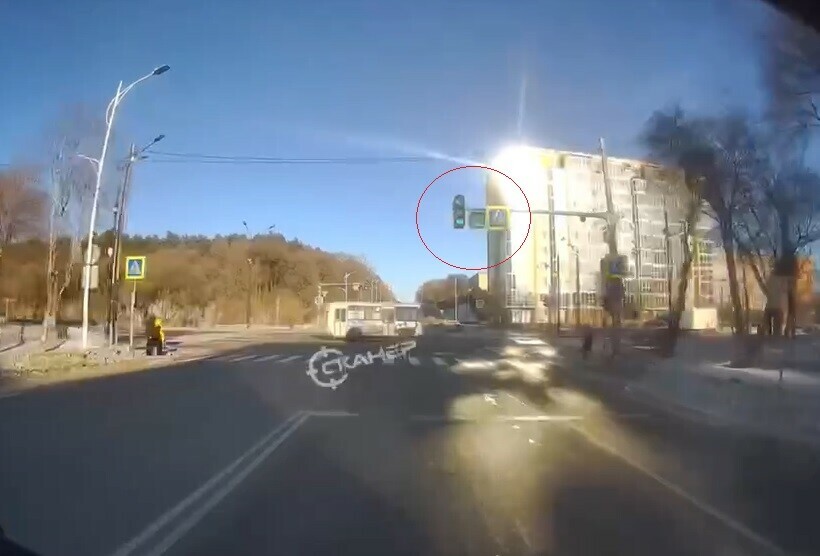 Автобус проехавший на красный свет заметили в Благовещенске видео 