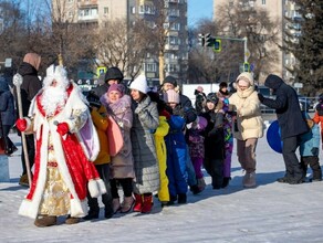 На площади Ленина в Благовещенске детей развлекали сказочные персонажи фото 