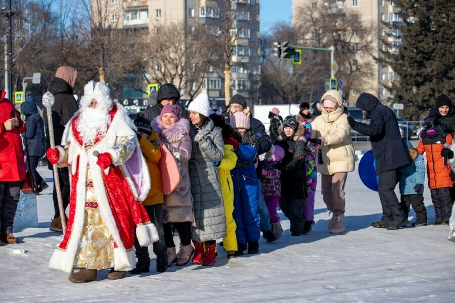 На площади Ленина в Благовещенске детей развлекали сказочные персонажи фото 