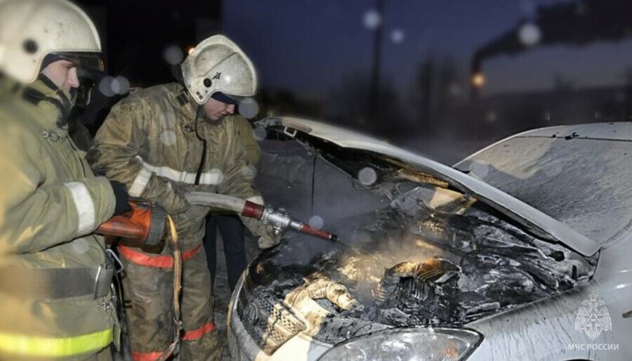 В Белогорске под утро 7 января с разницей в три часа сгорело два автомобиля