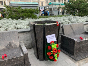 Похороны здравого смысла жители Владивостока принесли венки к гранитным лавочкам установленным в городе