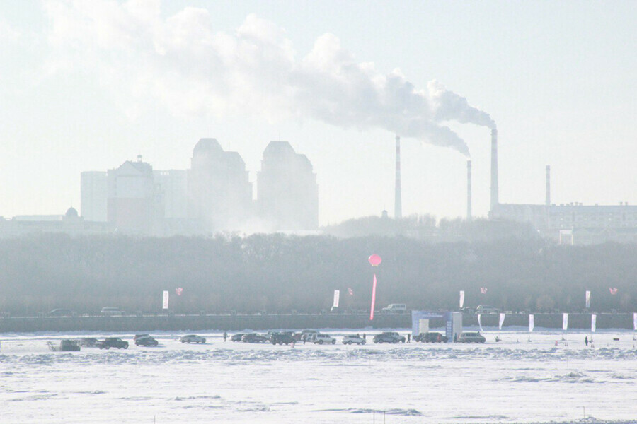 На льду Амура в китайском городе Хэйхэ начался зимний тестдрайв автомобилей