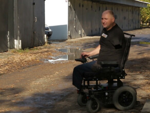 Инвалид на проезжей части Колясочник о тротуарах в микрорайоне Благовещенска видео