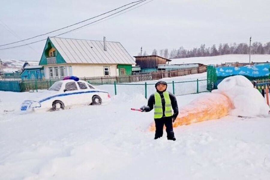 Сельчанка создала изо льда гаишника с патрульным автомобилем Водители перепугались