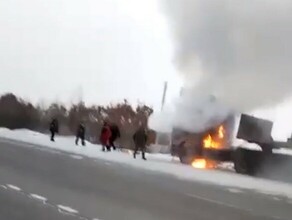 В Приамурье недалеко от АГПЗ загорелся грузовик На месте работает дознаватель