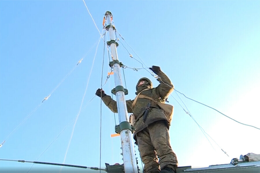 В Приамурье военные связисты улучшали навыки работы на закрытых и спутниковых каналах видео