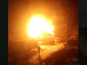 На окраине Благовещенска ночью возник сильный пожар видео