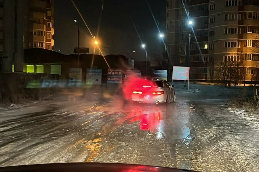 В микрорайоне Благовещенска вода изпод земли вышла на поверхность фото 