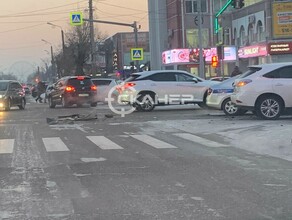 Размотало их сильно в центре Благовещенска возле церкви разбились две иномарки ОБНОВЛЕНО