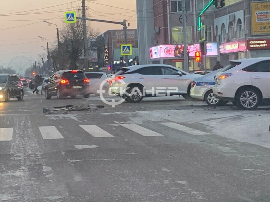 Размотало их сильно в центре Благовещенска возле церкви разбились две иномарки ОБНОВЛЕНО