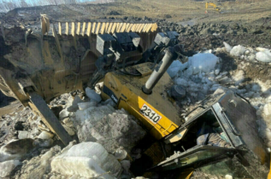 Трагедия в амурской области на руднике. Бульдозер прииск. Водитель бульдозера. Бульдозерист утонул.