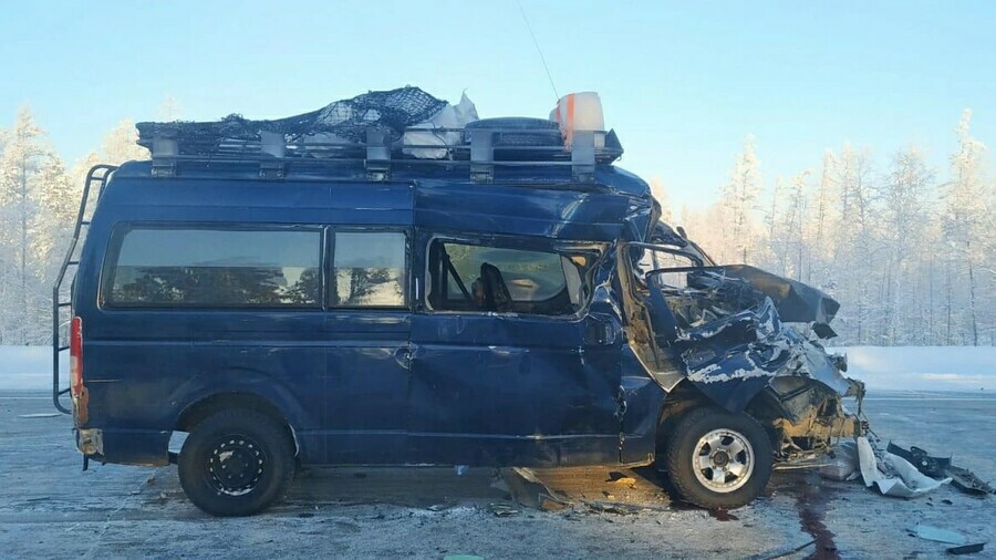 Жесткое ДТП с микроавтобусом и большегрузом произошло в Якутии Есть погибший и пострадавшие