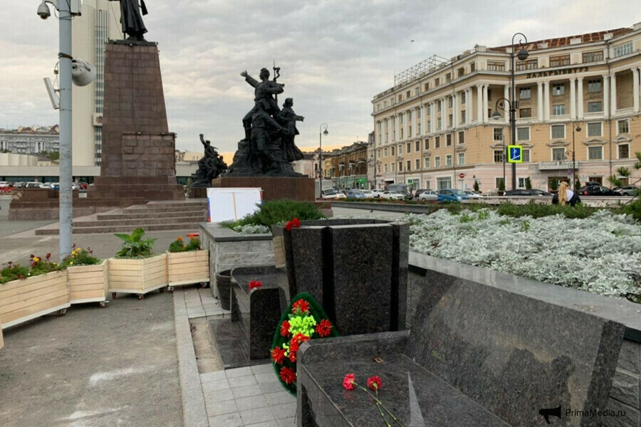 Скандальные лавочки во Владивостоке Кожемяко назвал саркофагами Мэр Гуменюк теперь решает что с ними делать