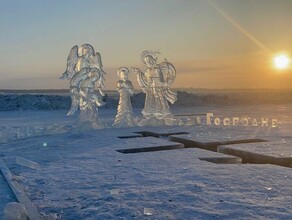 В Благовещенске впервые необычно украсили иордань на Крещение фото