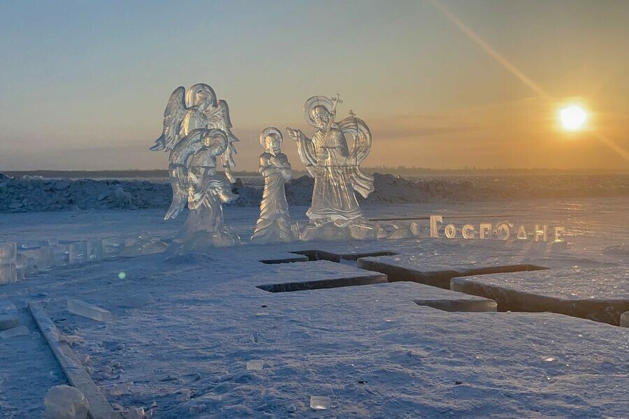 В Благовещенске впервые необычно украсили иордань на Крещение фото