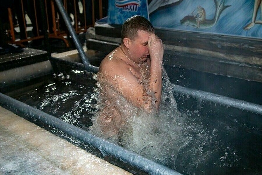 Во Владивостоке сделали платные проруби на Крещение
