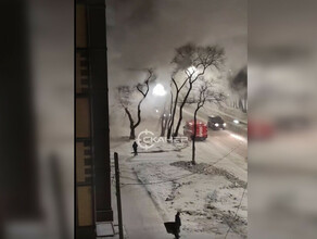 Очевидцы в центре Благовещенска горел старый дом видео