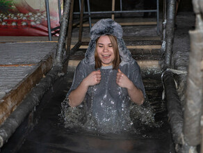 Лютым морозам вопреки в ночь на Крещение благовещенцы окунались в ледяную воду Зеи ФОТОРЕПОРТАЖ