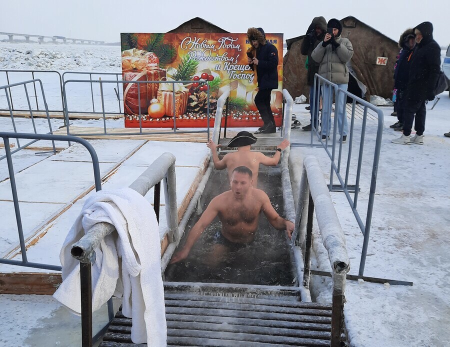 Мир прекрасен в день Крещения благовещенцы ныряли на лютом морозе и радовались жизни ВИДЕО