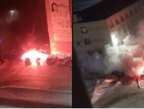 Ночью во дворе дома в Благовещенске огонь уничтожил несколько машин видео