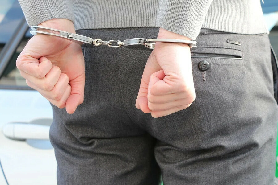Подозреваемые в наркобизнесе пытались дать взятку сотруднику ФСБ